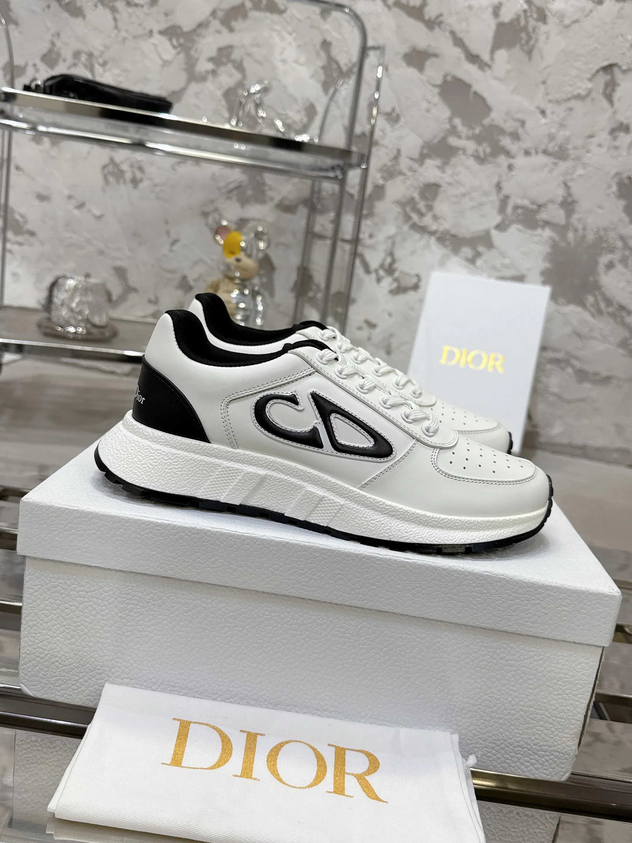 [Dior Dior] P: 660💰Couple model Size: Female: 35-40 (41 customized), male 39-44. (45 customized) 2025 Dior Dior autumn and winter new couple model, thick-soled casual sports shoes, original purchase and development, reinterpret sports style with elegant and fashionable shape. The upper is crafted from white mesh fabric and features the Christian Dior Paris signature on the laces and heel. The exquisite two-color sole is light and soft, which can add a high-end temperament to all kinds of casual looks. The delivery counter is exquisitely packaged🛍📦 ▪️Material: Original custom imported first-layer cowhide ▪️Inner lining: Imported soft sheepskin lining ▪️Sole: Original open-molded anti-slip rubber material ▪️Sole thickness: 4CM